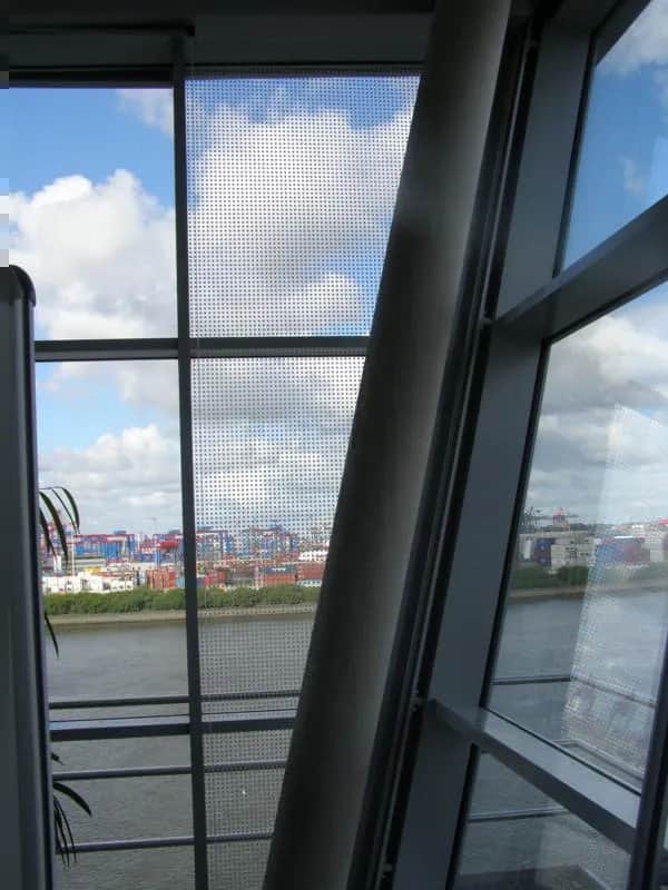 Glasreinigung an der Hafencity in Hamburg – ideal für Fenster mit Sonnenschutzfolien