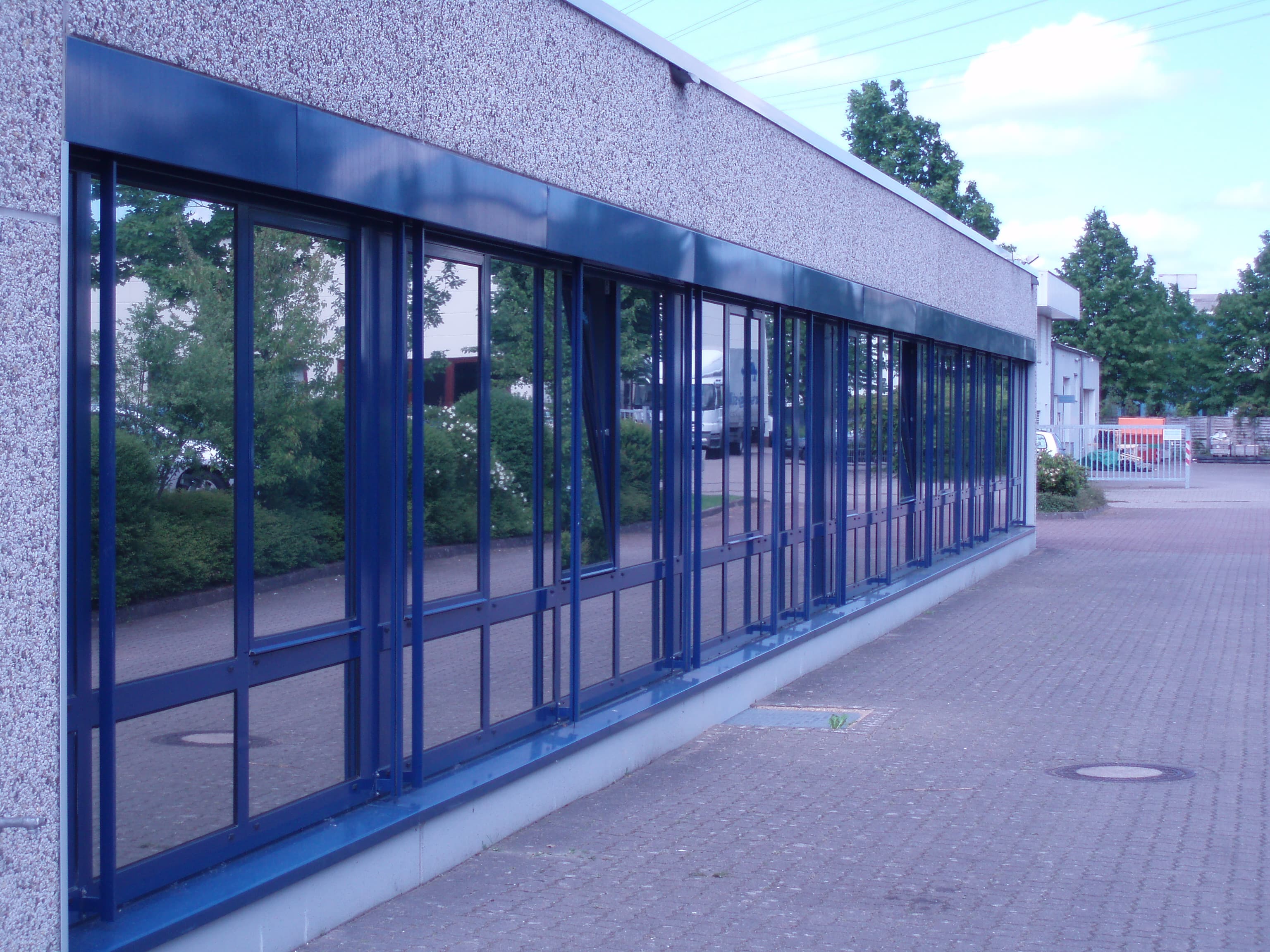 Warum ist eine Sonnenschutzfolie mit 99,5% UV-Schutz von FolienDock die bessere Wahl bei Hitzeschutz!?