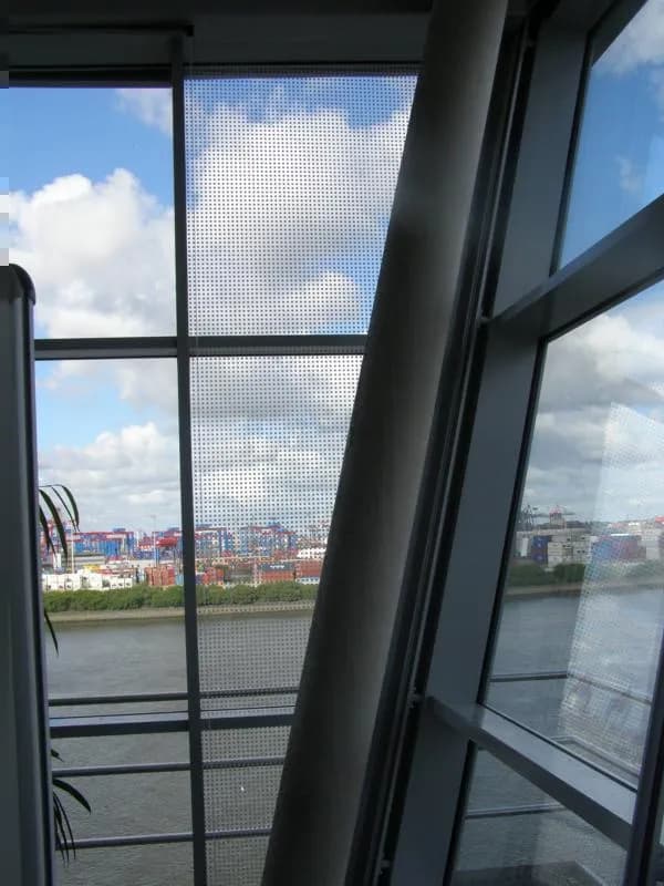 Glasreinigung an der Hafencity in Hamburg – ideal für Fenster mit Sonnenschutzfolien
